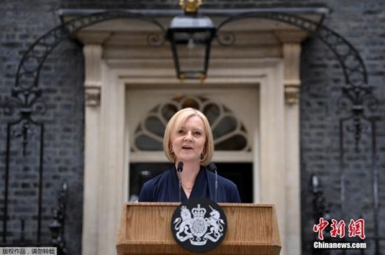 当地时间9月6日，伊丽莎白・特拉斯在伦敦首相府门前发表就任英国新首相以后的首次演讲。