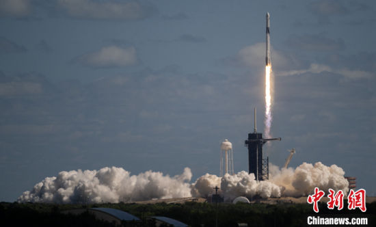 当地时间10月5日，美国太空探索技术公司(SpaceX)的载人“龙”飞船在佛罗里达州发射升空，将来自美日俄的4名宇航员送往国际空间站。 中新社发 NASA/Joel Kowsky 供图