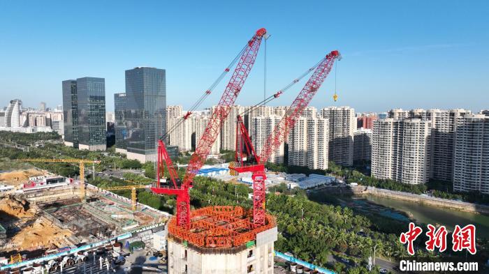 全国最大动臂式塔吊亮相海南在建第一高楼。　中建三局供图