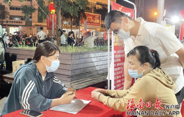 临高县举办2023年“服务民企发展 扩大就业惠民生”夜市公益专场招聘会。海南日报记者贾磊 摄