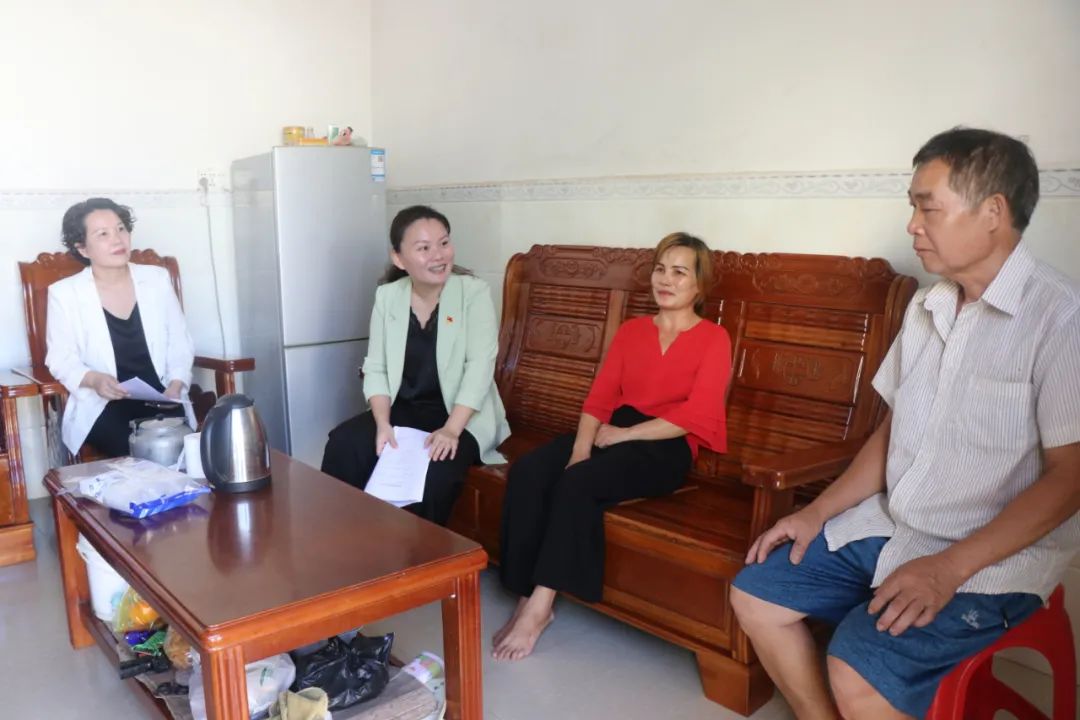 蒋莉萍走访监测户谭天道