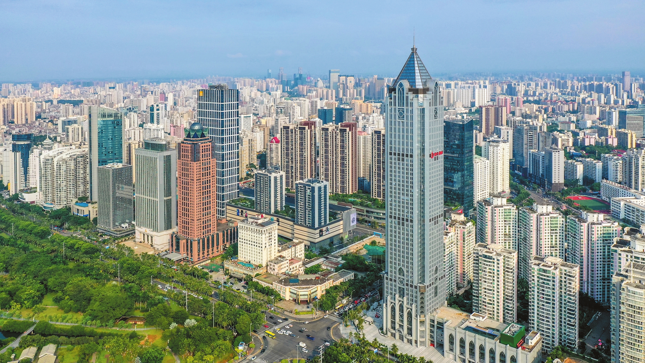 海口滨海大道高楼大厦鳞次栉比. 本报记者 康登淋 摄