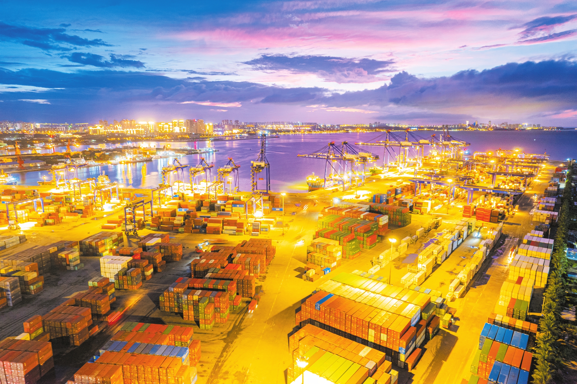 11月8日,航拍海口港集装箱码头,港区车来船往,装卸繁忙.