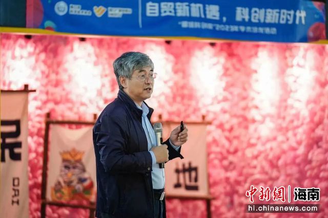 近日，“椰城科创说”2023年学术沙龙第九站—健康海南康养主题沙龙在海口举办。图为海南省人民医院中医科主任王家辉现场讲解“中医四季养生”。林倩供图