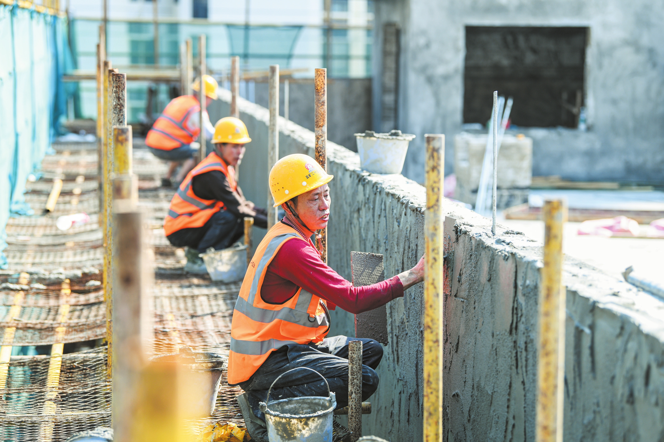 3月5日,在项目现场,施工人员正在粉刷外立面.本报记者 苏弼坤 摄