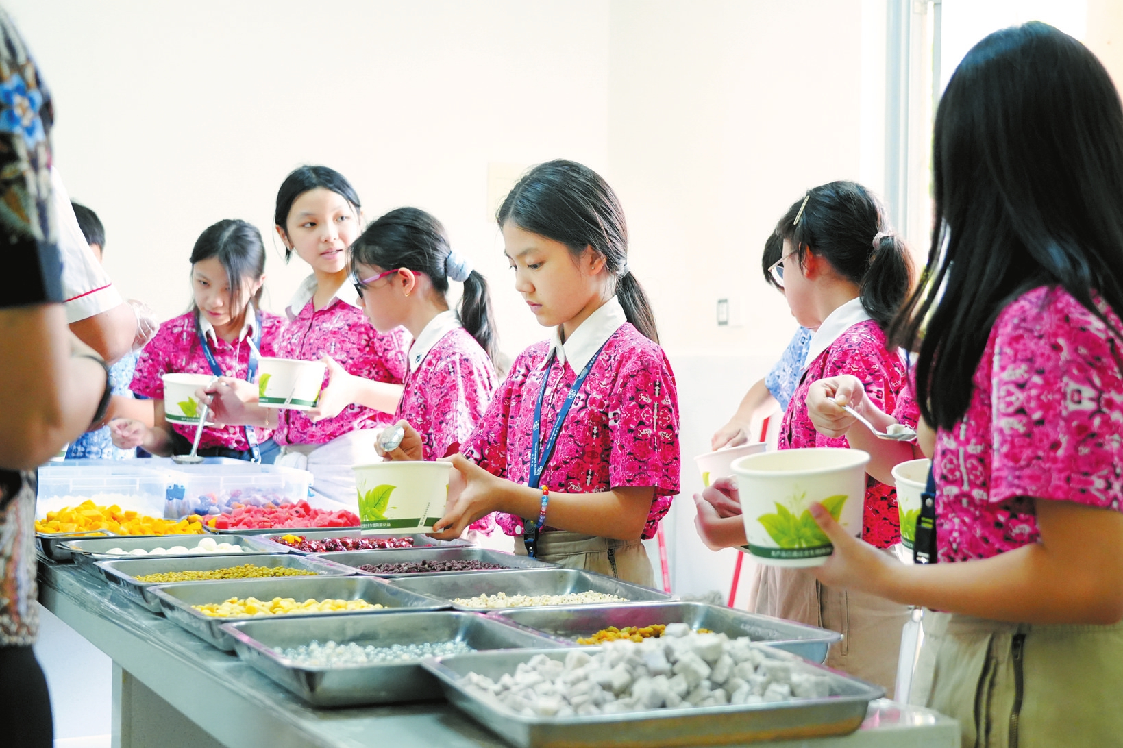 印尼学生在学习制作清补凉。学校供图