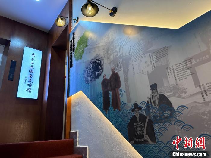 通往马来西亚海南文物馆的台阶墙面还专门展示海南省历史文化。　中新社记者 陈悦 摄