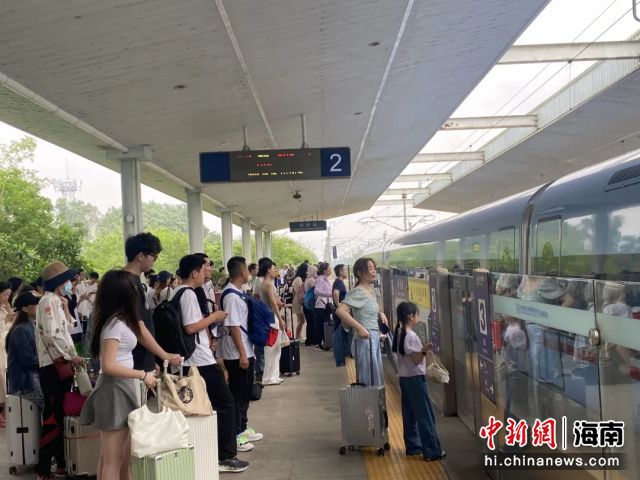 图为旅客在高铁动车站候车上车。海南铁路供图