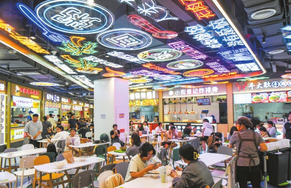 5月4日,在海口一商场内,市民游客在品尝各色美食.