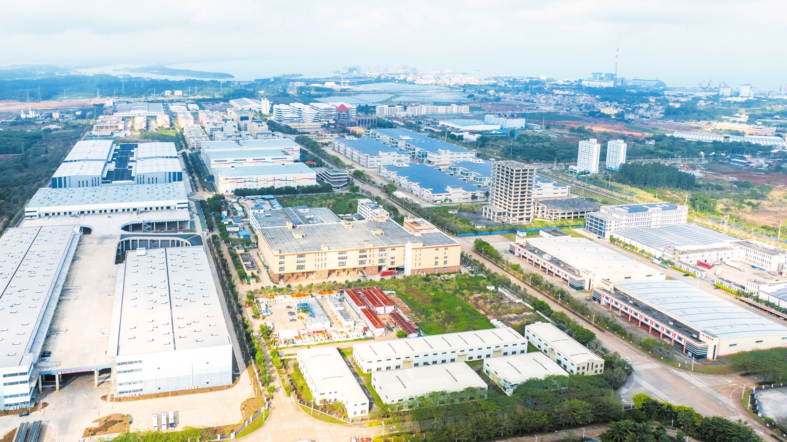海口综保区目前已落地企业超过5000家。图为园区的俯瞰图。 本报记者 杨鹤 摄