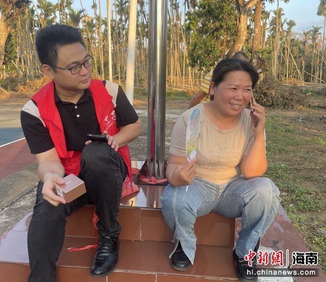 灾区村民用“天通猫”向亲人报平安。龚宝莉供图