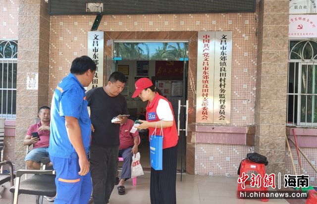 电信突击队员在文昌市东郊镇教工作人员使用“天通猫”。龚宝莉供图