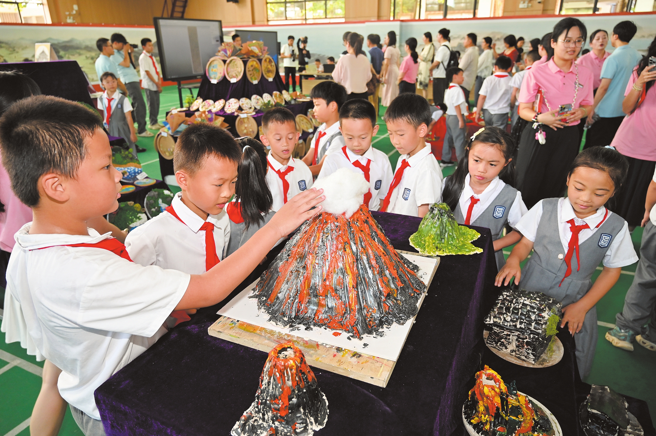 市五源河学校的学生们在参观火山模型。本报记者 石中华 摄