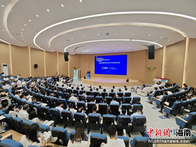 11月1日,第七届中国自贸智库论坛在三亚举行。张月和 摄