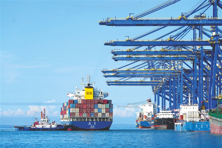 日前,在洋浦国际集装箱码头内,轮船有序进出港。海南日报全媒体记者 陈元才 摄