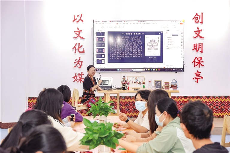 11月4日,保亭新时代文明实践中心正在开展活动。南国都市报记者 沙晓峰 摄