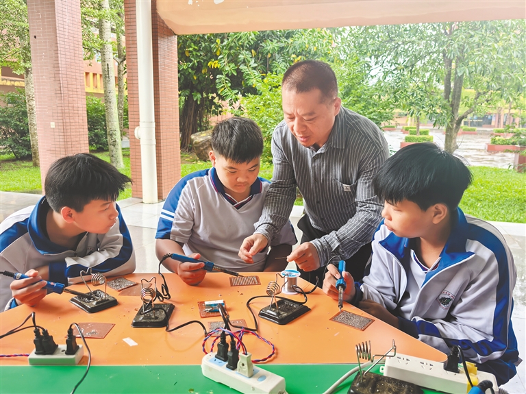 定安县职普融通初中职业班学生在听老师讲解电焊要领。海南日报全媒体记者 李豌 摄