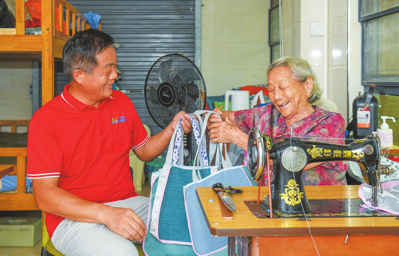 在美兰区白沙门环保教育站,赵月英在制作环保袋。本报记者 康登淋 摄