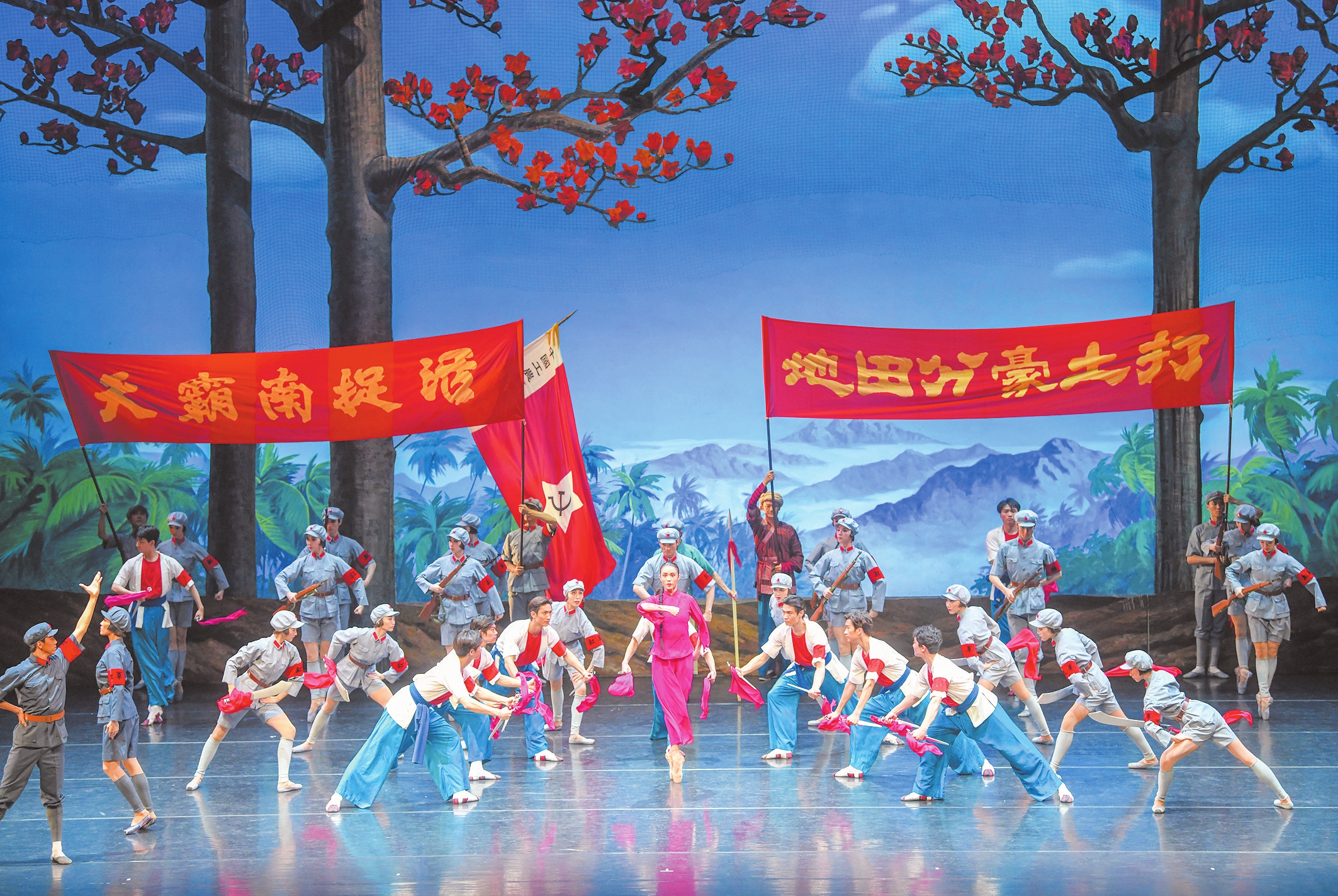 11月7日晚,中央芭蕾舞团芭蕾舞剧《红色娘子军》海南驻场演出(第三轮)在海南省歌舞剧院上演。本报记者 苏弼坤 摄