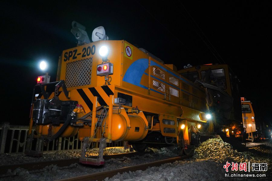 海南环岛高铁东段大机清筛施工全面启动。海南铁路海口综合维修段 供图