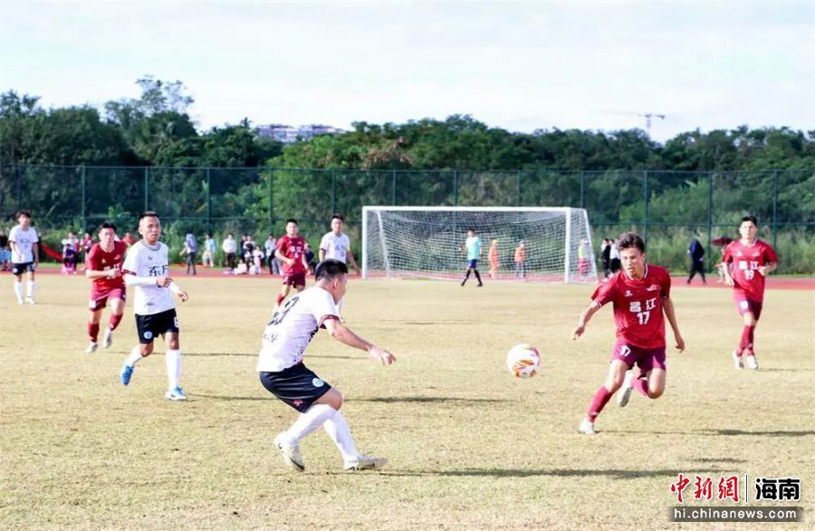 11月30日,“启航自贸港”第一届海南省城市足球联赛首轮焦点战在海南昌江开赛。图为比赛现场。昌江融媒体中心供图