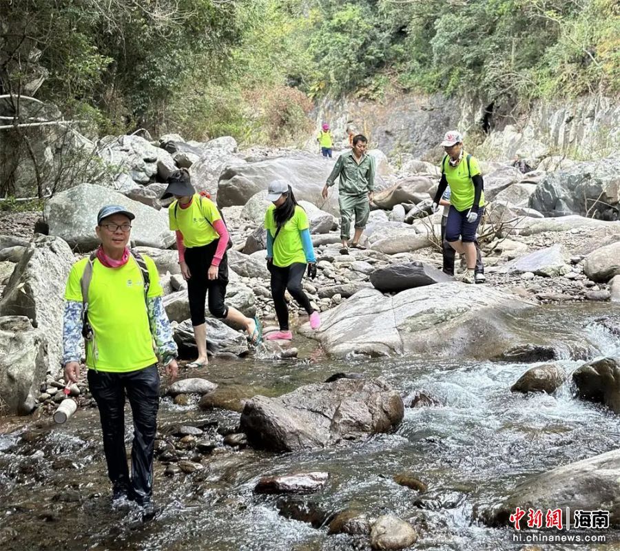 11月30日,霸王岭王下乡热带雨林溯溪活动在海南昌江王下乡举行。昌江融媒体中心供图