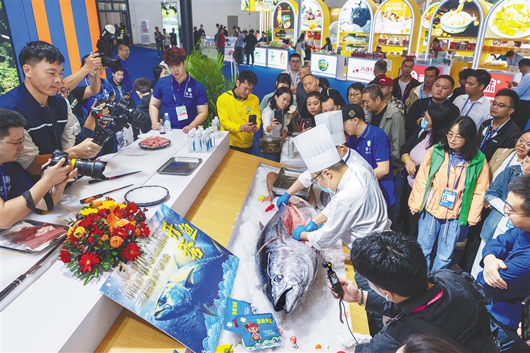 12��4�գ��ڶ������ֳ��ĺ�����ҵչ������Լ120��Ľ�ǹ�㿪����������չ���ڵĹ�ע�������ձ�ȫý����� Ԭ� ��