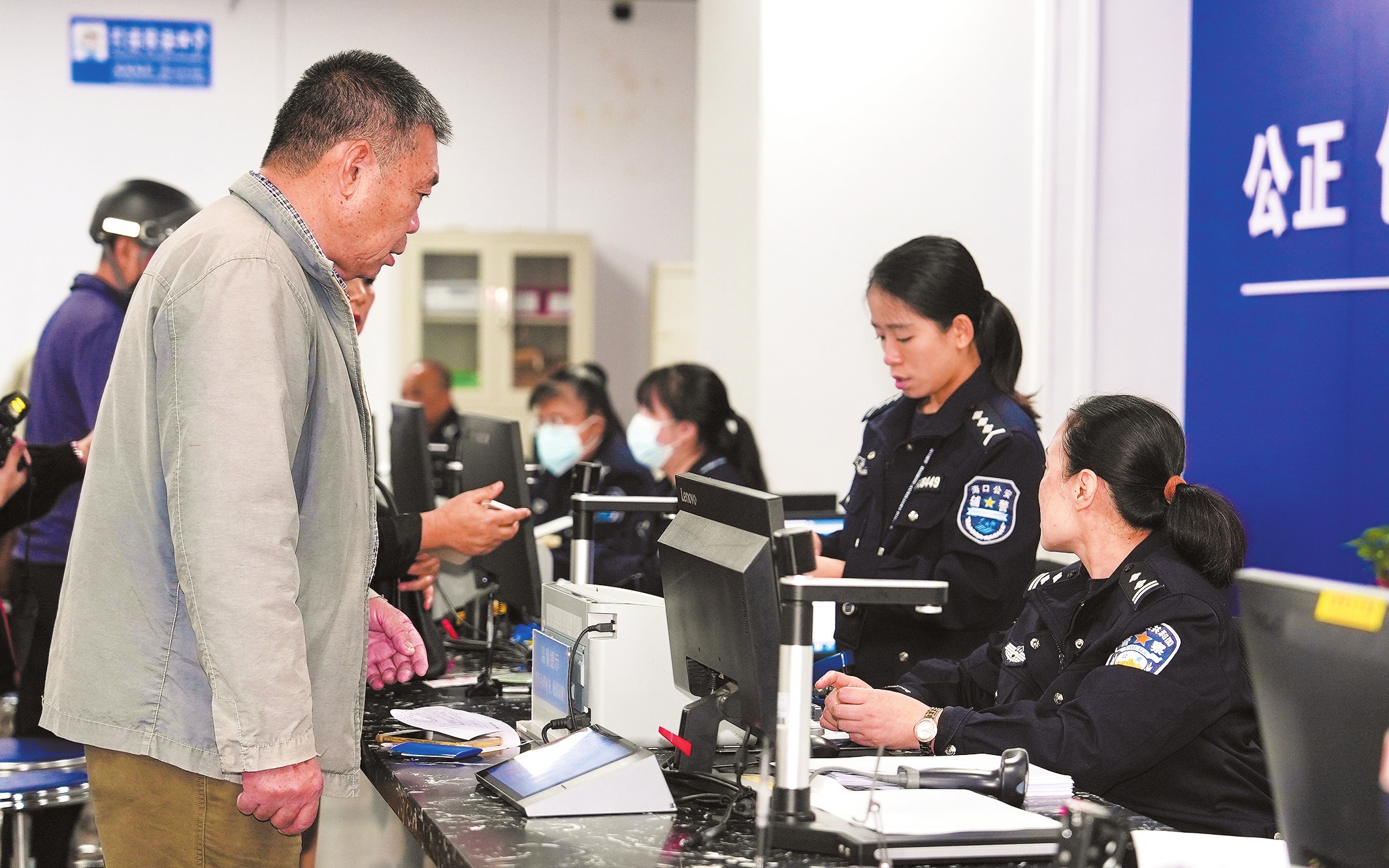 12月3日,在交警大厦龙华交通管理服务站内,民辅警正在为市民解答新国标电动自行车上牌的相关问题。本报记者 杨忠凯 摄
