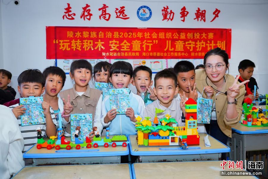 �����к����Ṥ����������ʵʩ�ġ���ת��ľ ��ȫͯ�С���ͯ�ػ��ƻ���Ŀ�ں���ʡ��ˮ�����������´�������Сѧչ������Ӣ��ͼ