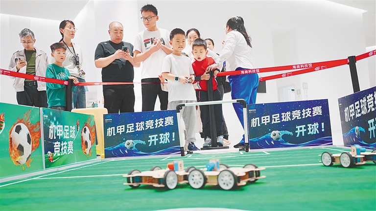 2��13���������ϿƼ��ݾٰ��´���ѧ֮ҹ���Ϊ�����οʹ���һ��������Ȥ���´���ѧ��԰�ᡣ�����ձ�ȫý����� ��ï ��