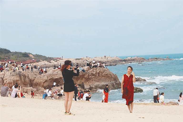 游客在昌江棋子湾打卡拍照。曾琳 摄