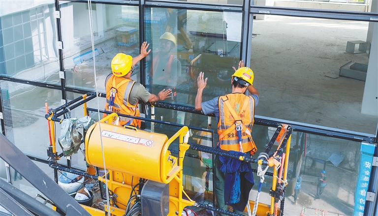 海口国家高新区生物医药产业创新中心项目现场,工人们在作业。海南日报全媒体记者 袁琛 摄