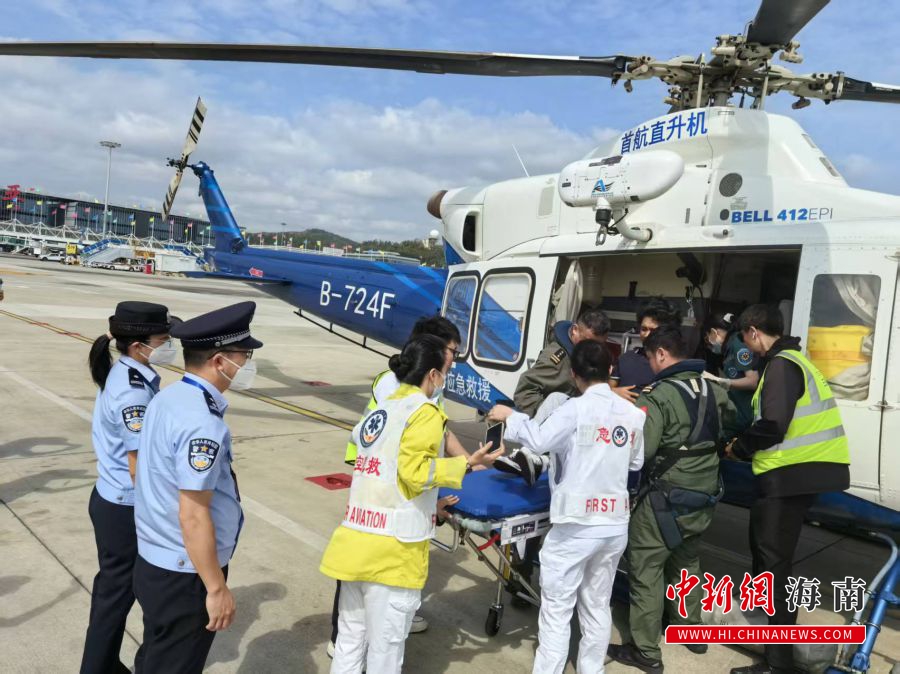 近日,三亚出入境边防检查站联合多部门开展“海陆空一体”紧急救援,转运患病缅甸籍船员。(三亚出入境边防检查站 供图)