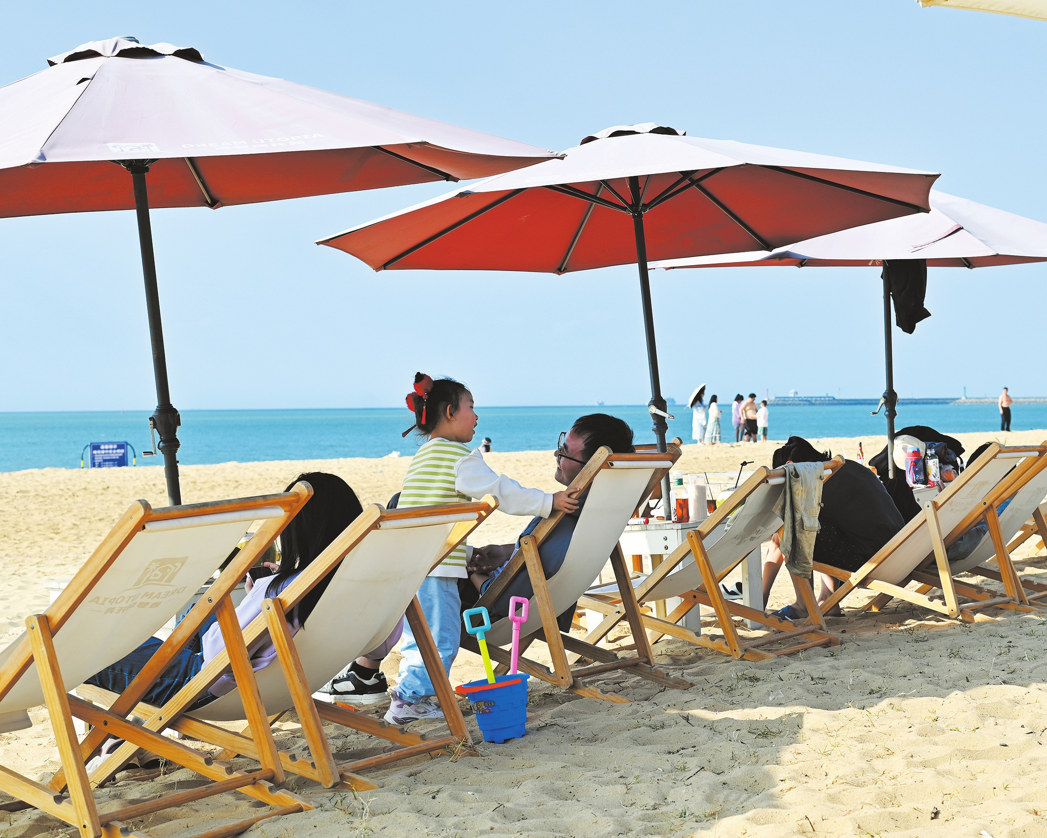 春节假期,荣山寮村风景如画,市民游客正在享受悠闲的假日时光。本报记者 石中华 摄