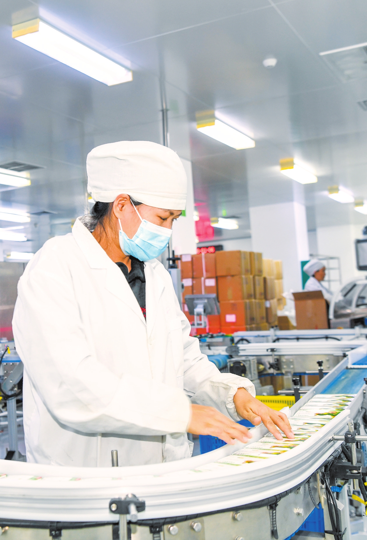 近日,在海南亚洲制药股份有限公司生产车间,工作人员正在生产线上忙碌作业。本报记者 康登淋 摄