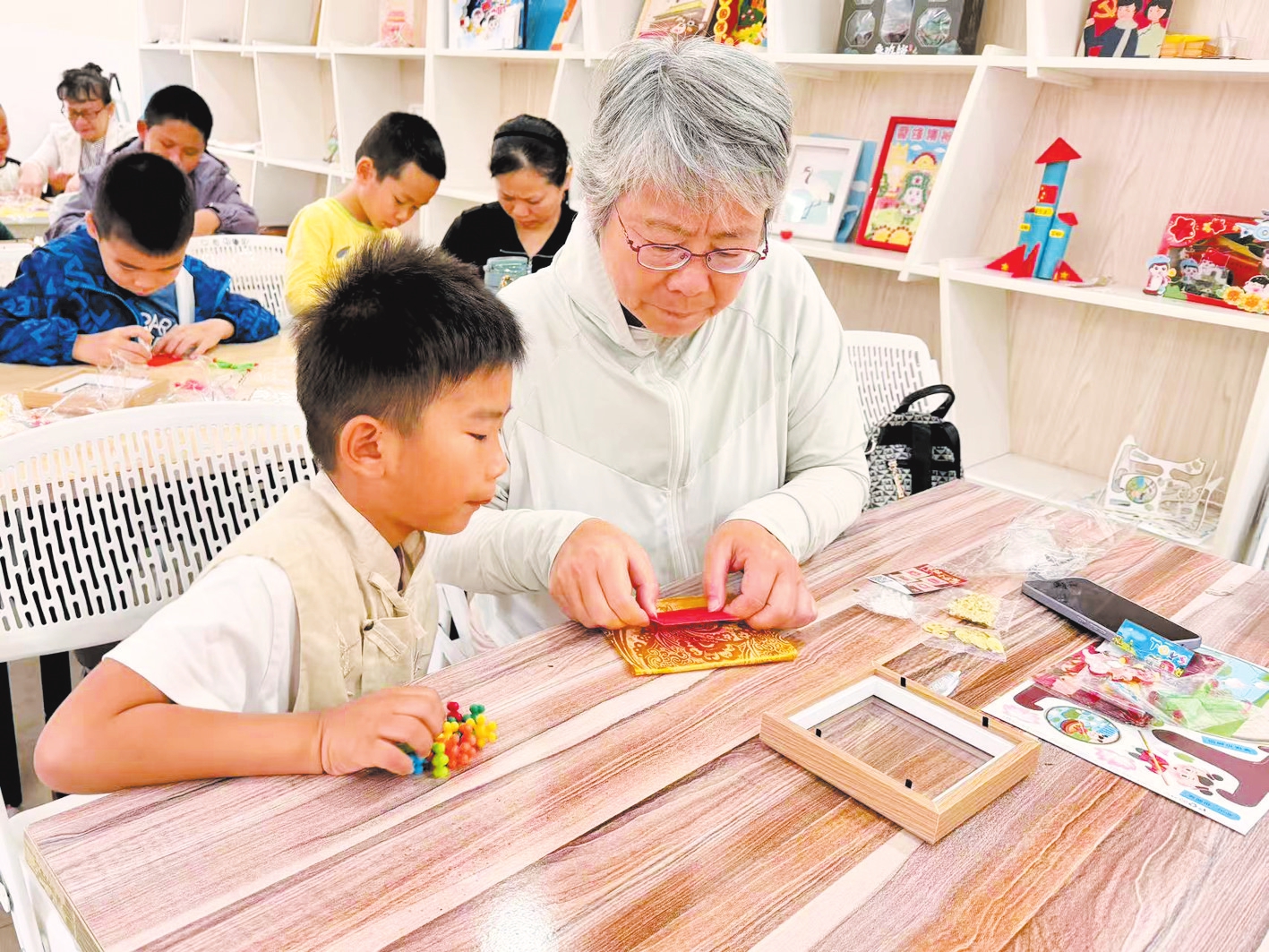 ������У����Ӽ�ͥ���顰����Ƹ���򻭡�����������