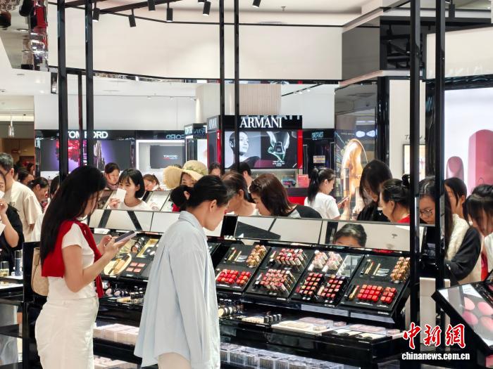 2月23日,消费者在cdf海口日月广场免税店购物。中新网记者 王子谦 摄