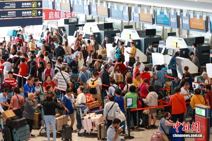 图为旅客在海口美兰国际机场T2航站楼值机柜台值机。海南机场集团供图