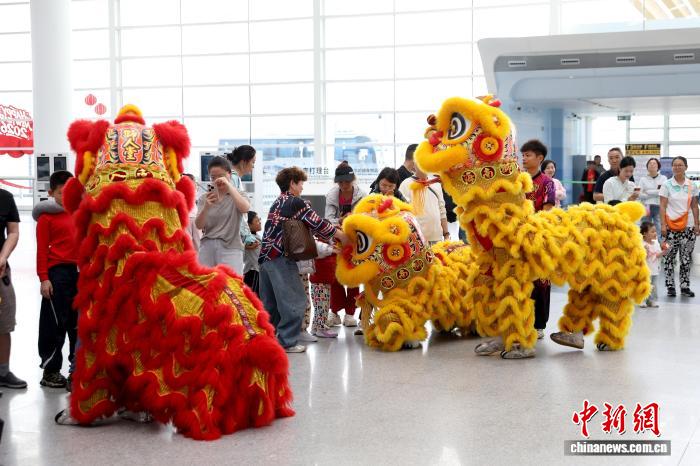 2026年春运期间,三亚凤凰国际机场开展“醒狮贺春归 快闪送福暖旅途”特色新春活动。(三亚凤凰国际机场 供图)
