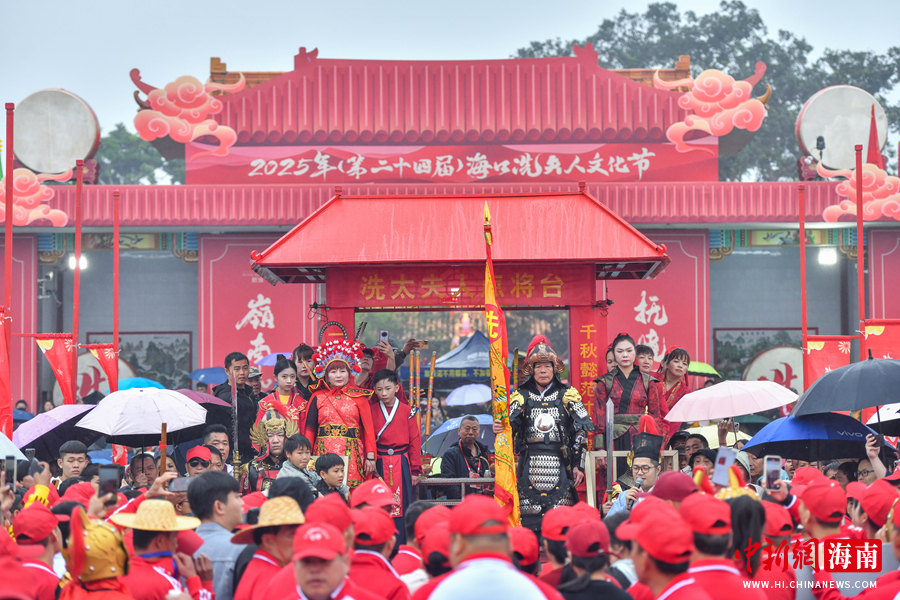 资料图:2025年(第二十四届)海口冼夫人文化节“装军巡游”活动在海南省海口市新坡镇举行。骆云飞摄