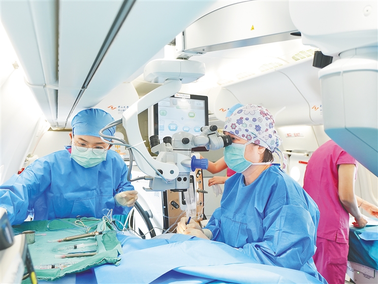 中山大学中山眼科中心医护人员在飞行眼科医院手术舱实施白内障手术。中山大学中山眼科中心供图