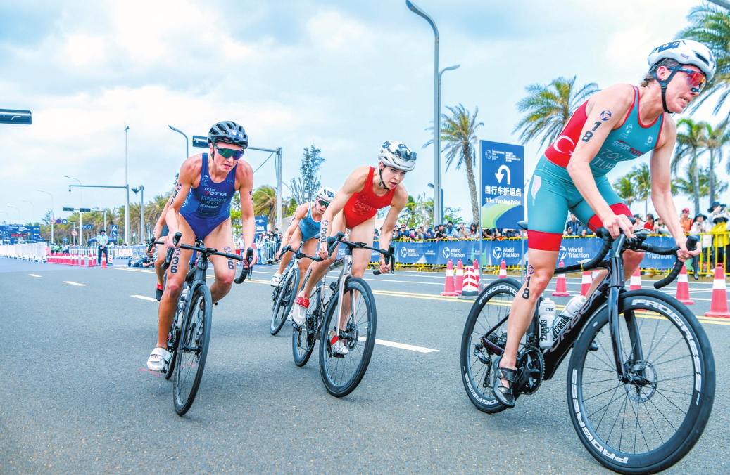 3月21日,海口铁人三项世界杯鸣笛开赛。图为自行车比赛中选手经过折返点。本报记者 苏弼坤 摄