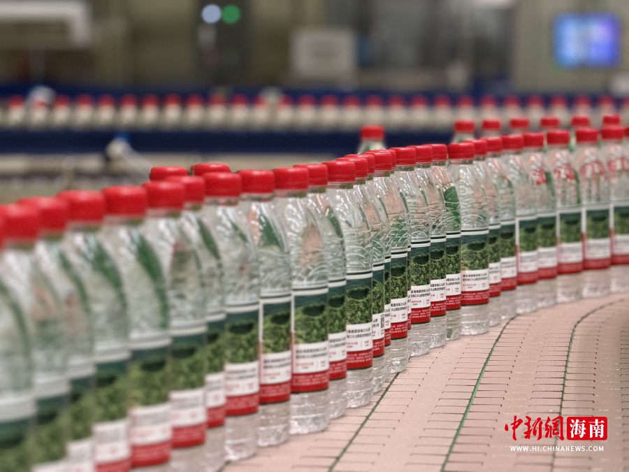 位于海口国家高新区的农夫山泉海口水源地工厂近日正式投产,“海口生产”的天然水已生产。 王琦凡 供图