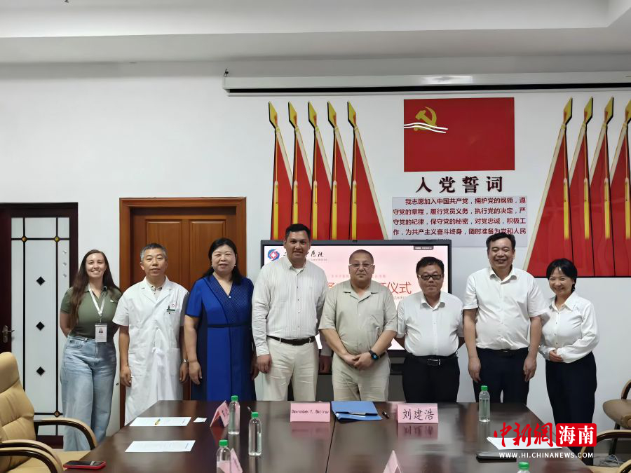 4月10日,海南三亚,三亚市中医院与乌兹别克斯坦乌尔根奇国立医学院签署合作备忘录,并合影留念。马书妍 摄