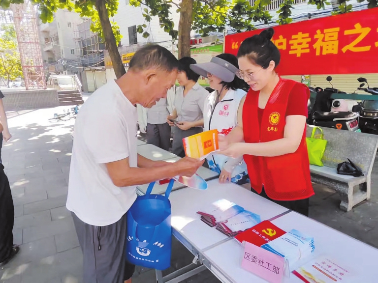 活动现场,志愿者向居民宣讲民法典知识。