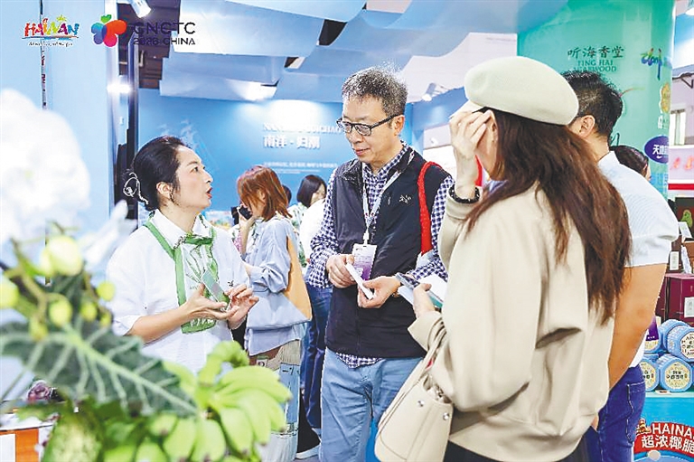 参展嘉宾和海南企业代表交流。海南省旅文厅供图