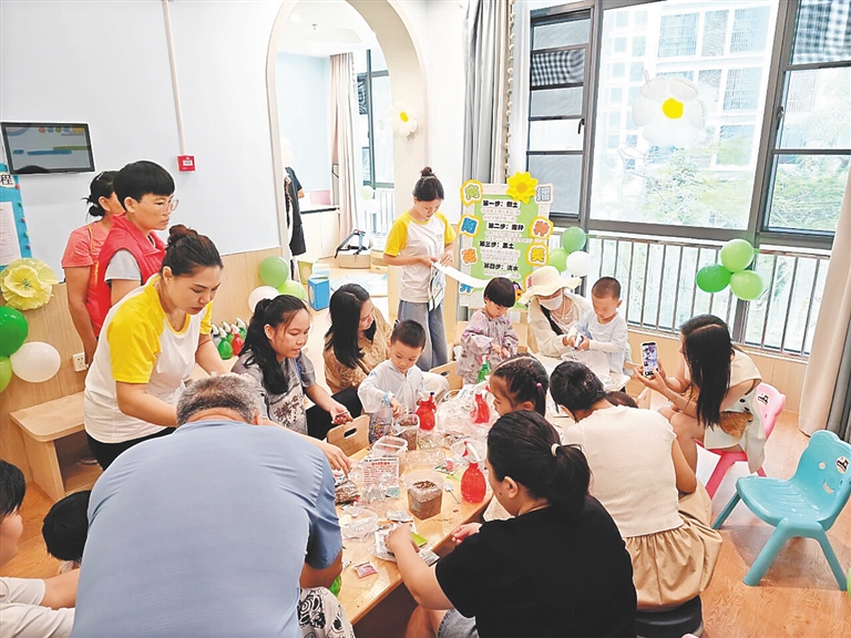 家长带小孩在临时托育普惠示范点参与开园活动。通讯员供图