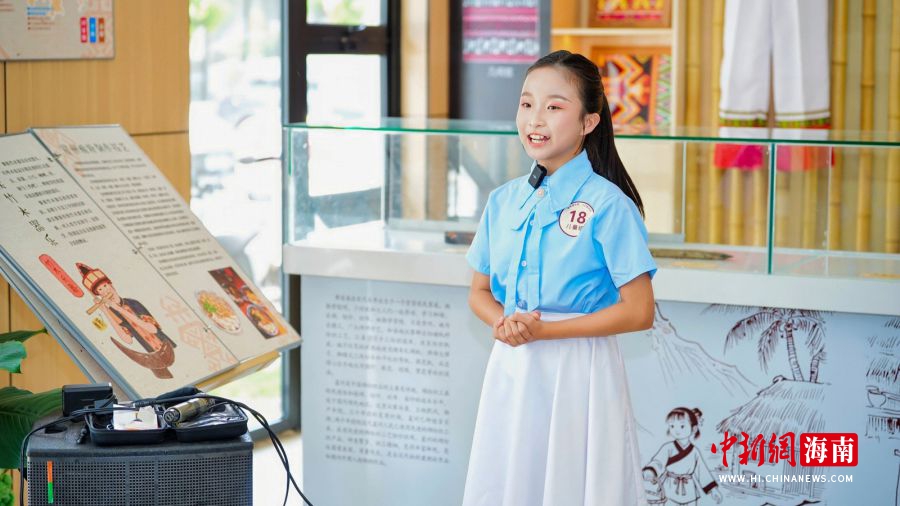 5月24日,三亚市文化馆非遗主理人讲解活动决赛在东岸社区非遗小馆举行。图为选手正在讲解比赛中。(三亚市文化馆 供图)