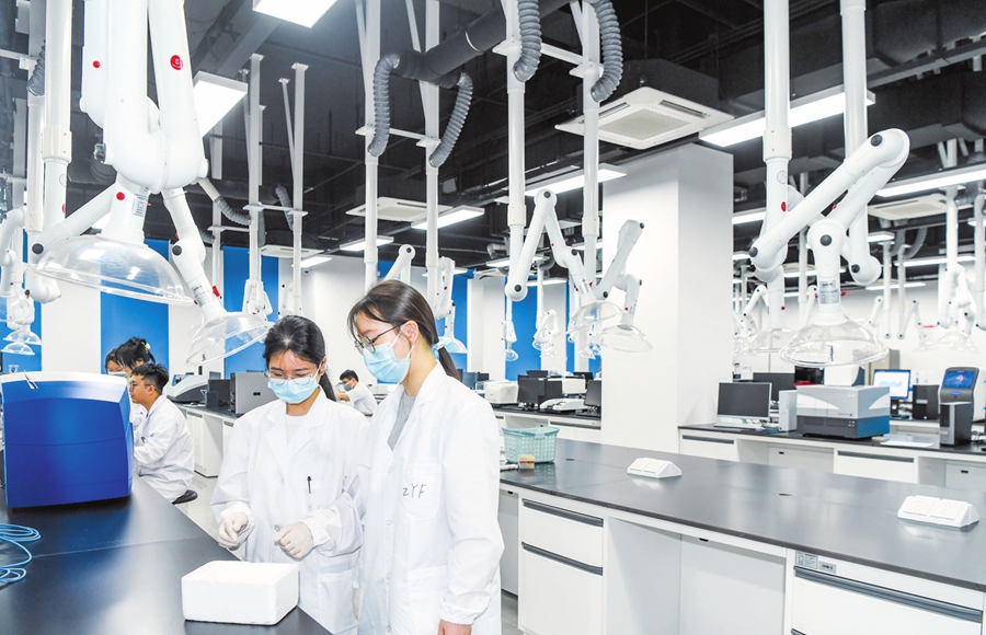 4月23日,在海南大学新药筛选及评价平台测试中心,工作人员进行圆二色光谱仪检测实验样品准备。 本报记者 康登淋 摄