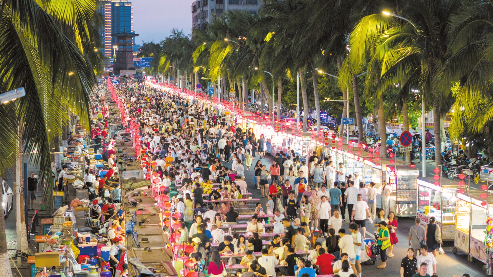 海大南门小吃一条街吸引五湖四海的游客前来打卡。(资料图)本报记者 苏弼坤 摄